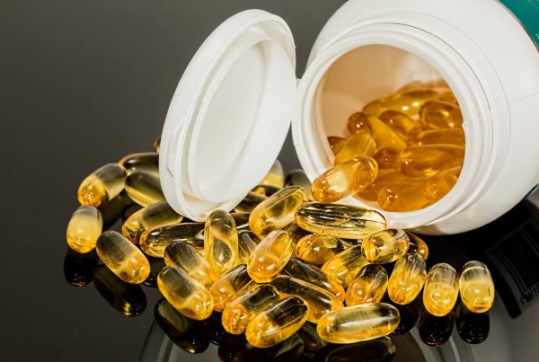 plastic bottle spilling Fish oil capsules - picture used in article about omega-3 packaging