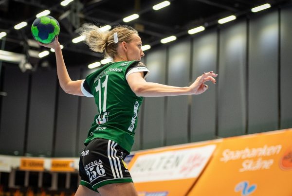 blonde woman playing professional voleyball - this picture is used in an article about the benefits of omega-3 for women in sports