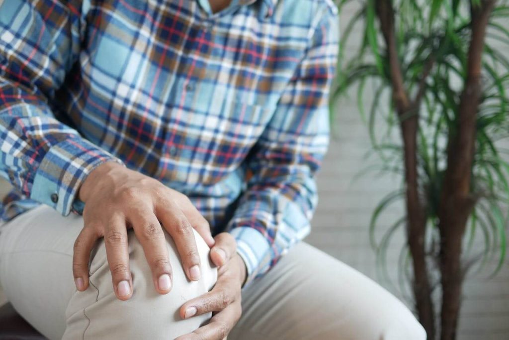 omega-3 arthritis benefits - picture of a person holding his knee