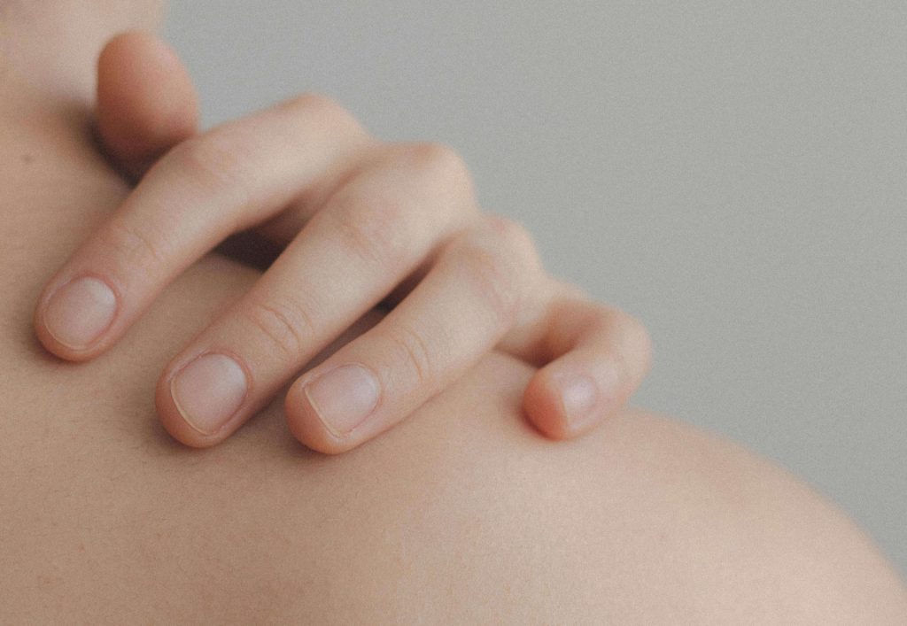 omega-3 rosacea benefits picture of naked woman back and hand
