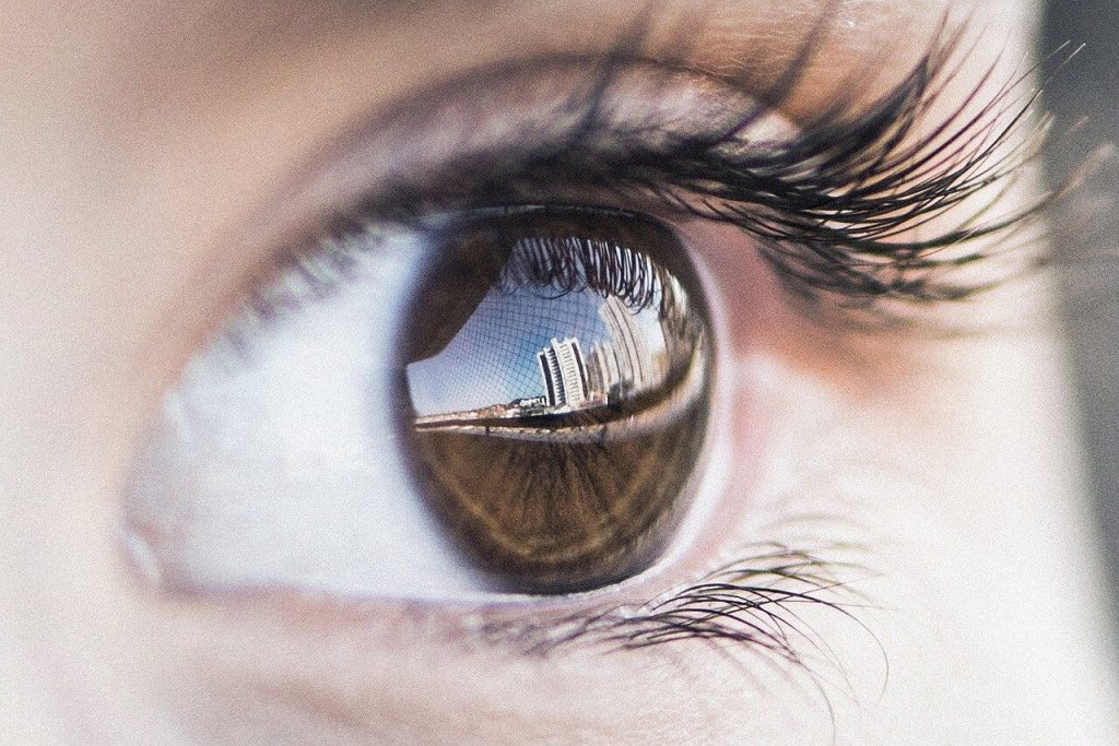 uplcose picture of a woman's brown eye - used in article on omega-3 benefits for eye health and macular degeneration